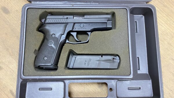 Sig Sauer / Sigarms P229 40 S&W two mags night sights - used