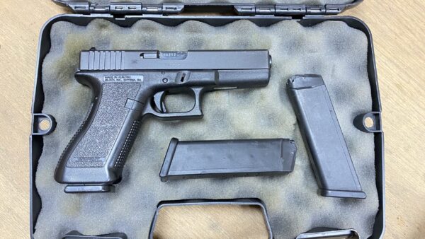 Used Glock 22 Gen 2 40 S&W 3 mags - good condition